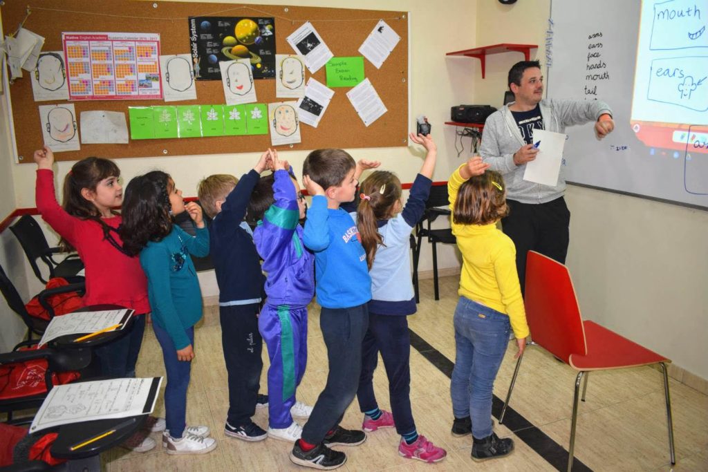 clases de inglés para niños de 6 a 7 años foto